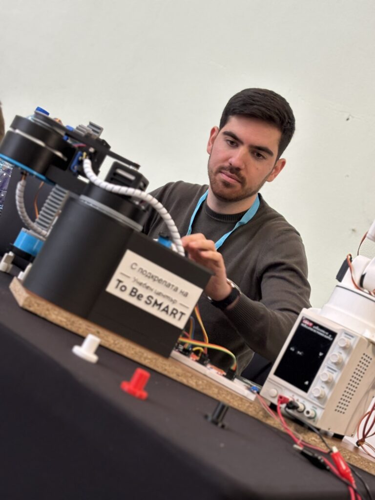 Младен узунов с робота, спечелил наградата  