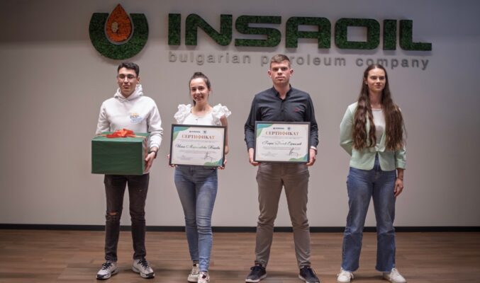 четиримата наградени студенти