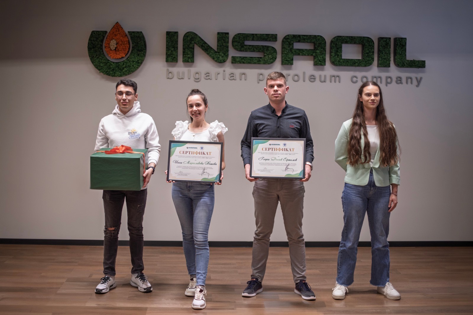 четиримата наградени студенти