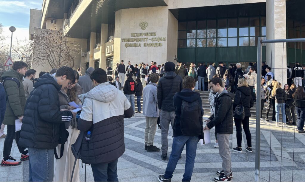 кандидат-студенти чакат да влязат на предварителния изпит по математика