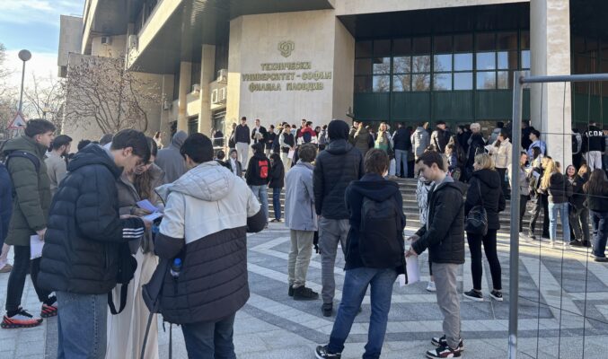 кандидат-студенти чакат да влязат на предварителния изпит по математика