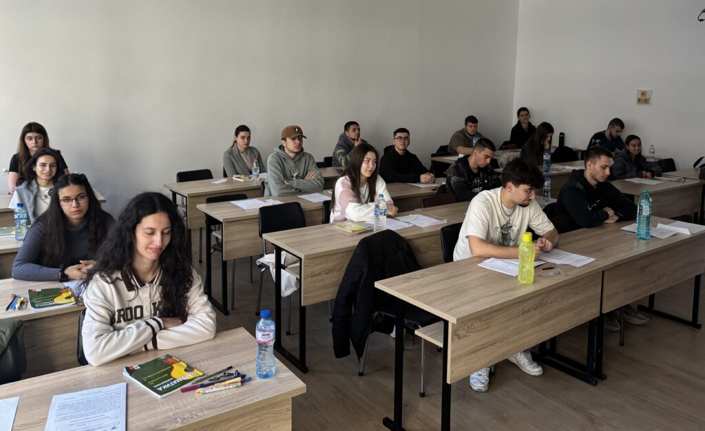 кандидат-студенти на предварителния изпит по математика 