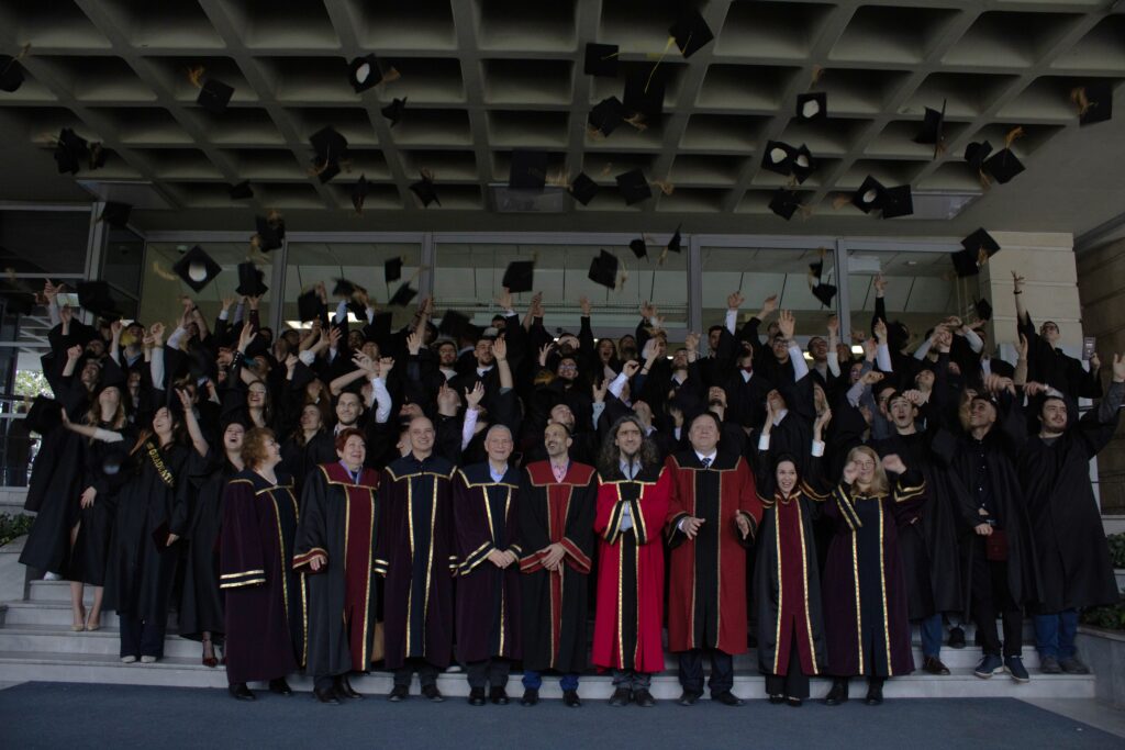 тържествено хвърляне на академичните шапки -Факултет по електроника и автоматика