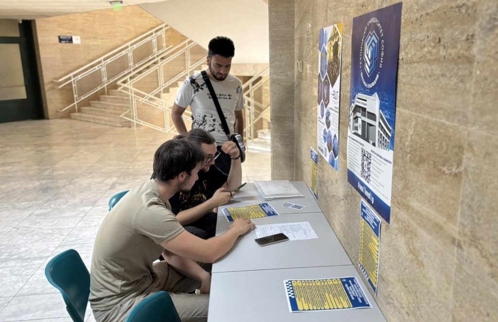 студенти попълват заявления за кандидатстване 